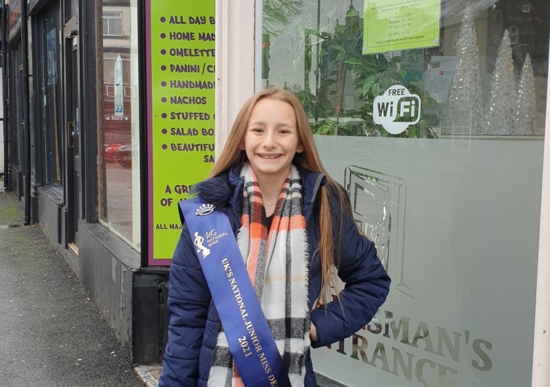 UK’s National Junior Miss Derbyshire, Harleigh-Jai, has been spreading some sparkle in her community over Christmas!